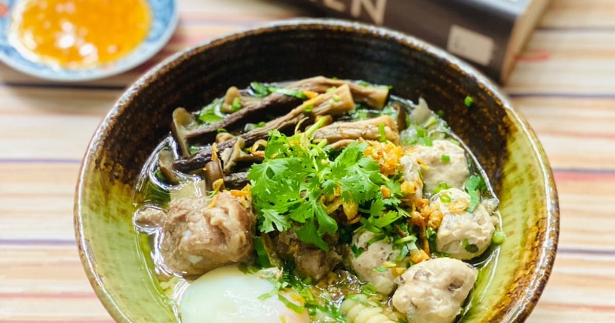 Macaroni Soup with Pork Meatballs and Velvet Antler Mushrooms