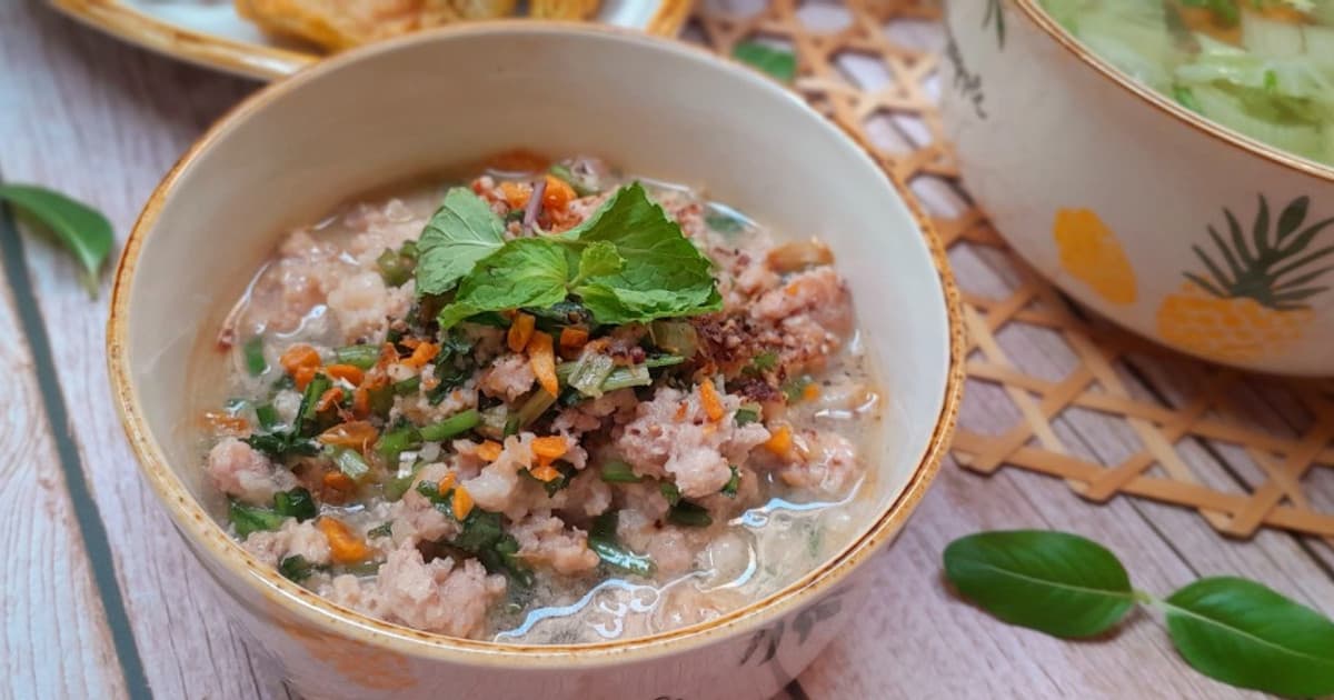 Stir-Fried Ground Pork with Onion and Carrot